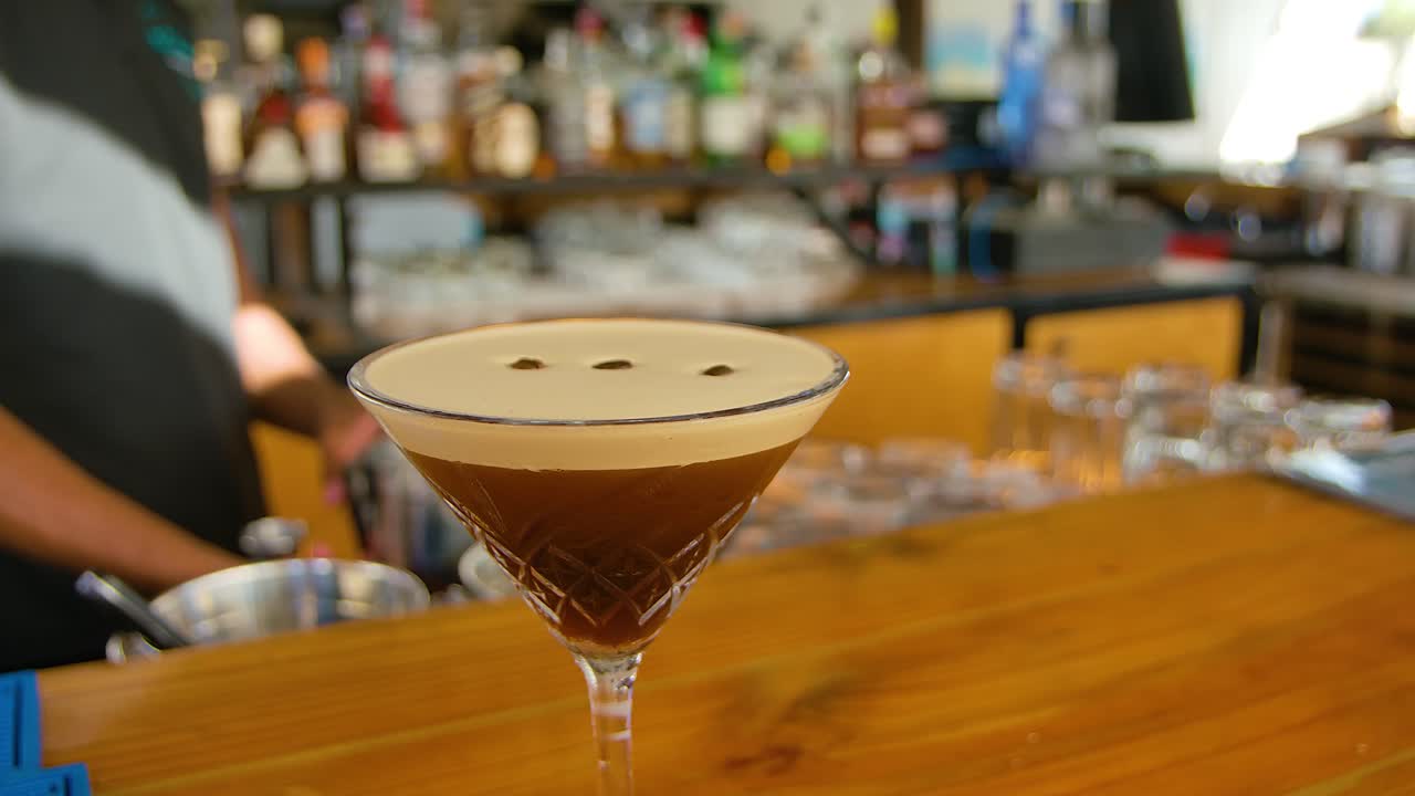 바 꼭대기 에 있는 고전적 인 카루아 에스프레소 의 느린  ⁇ 도, 배경 에서 일 하는 바텐더