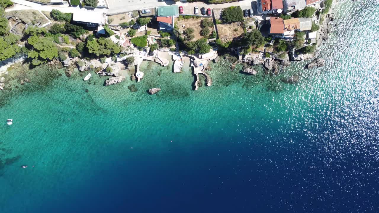 깊고 푸른 청록색의 맑은 물과 하얀 해변이 있는 피삭의 해변과 해안, 태양이 빛나고 있습니다