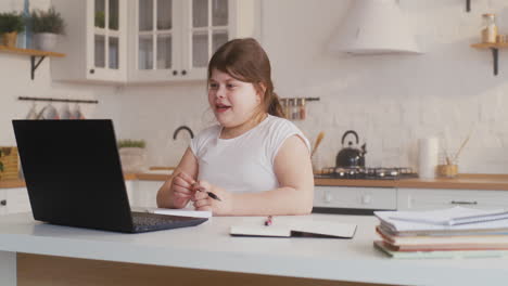 mädchen studiert zu hause online