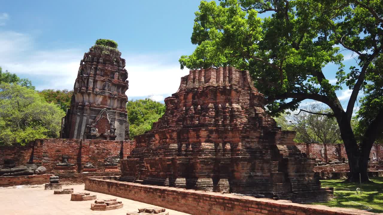 pan shot: templo budista en la antigua ciudad histórica de ayutthaya tailandia