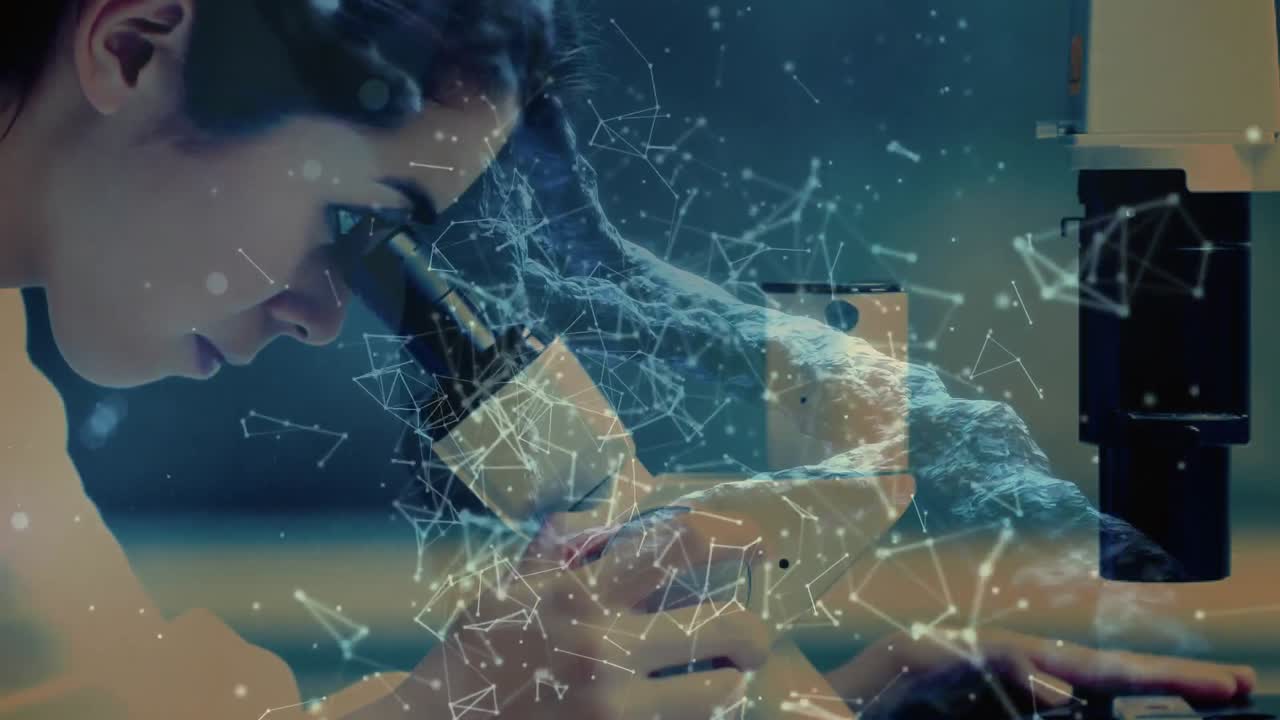 과학 구성 여성은 애니메이션 연결 된 t와 결합 된 현미경으로보고 있습니다.