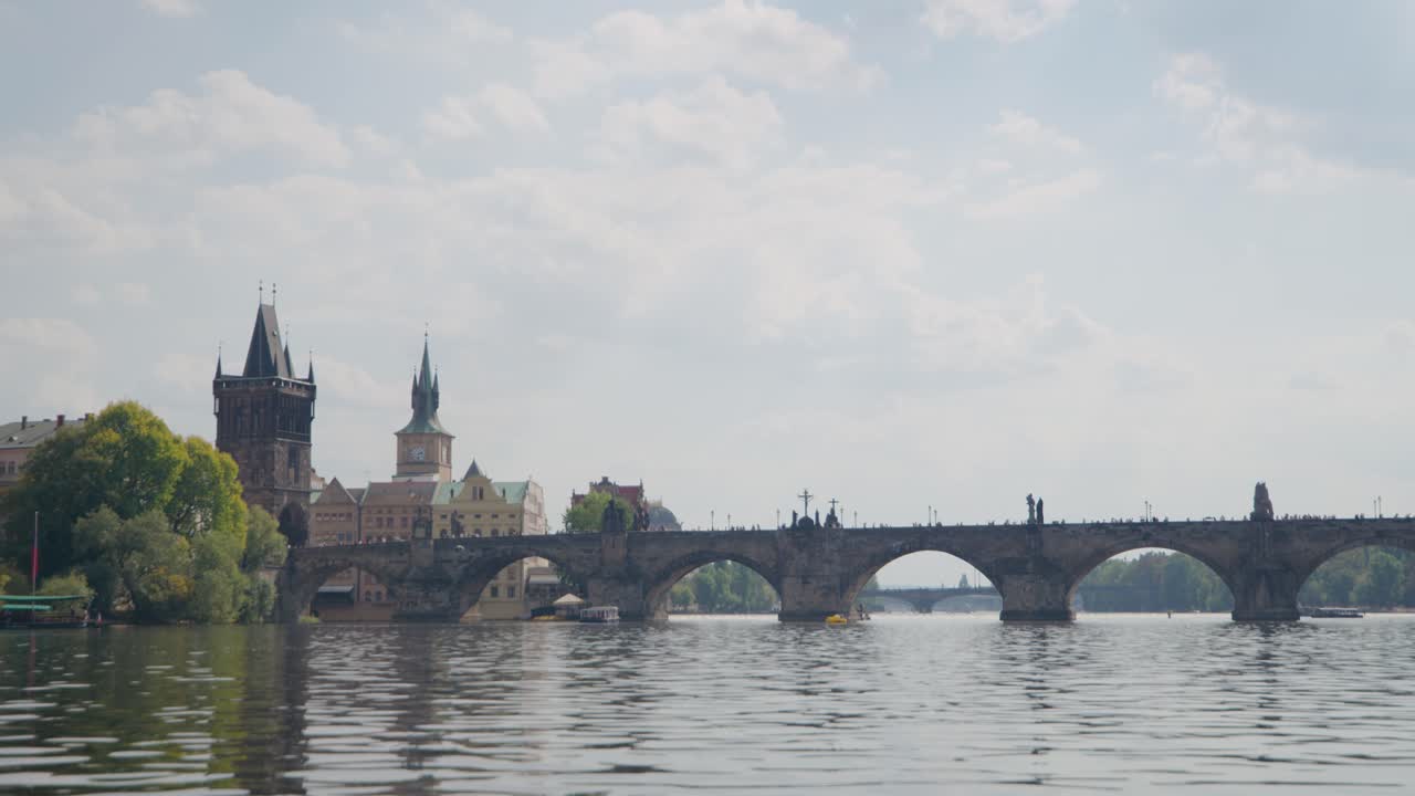 Ponte Carlo visto dal fiume Moldava nella soleggiata Praga, SPAZIO PER TESTO