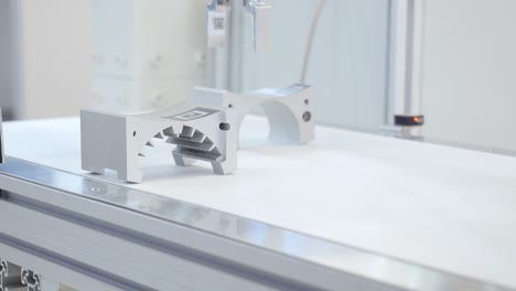 máquina industrial para la inspección de piezas metálicas