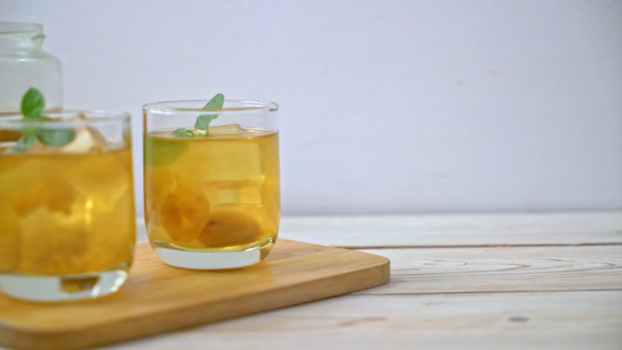 얼음과 민트를 넣은 중국 매실주스