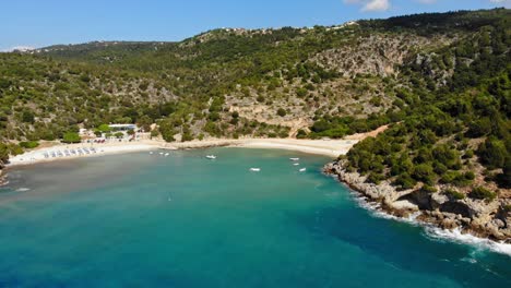 Agua-Azul-Prístina-Y-Montaña-Boscosa-Verde-En-La-Playa-De-Jerusalén-En-Cefalonia,-Grecia