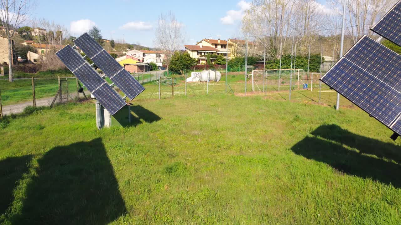 paneles solares en el fondo del cielo