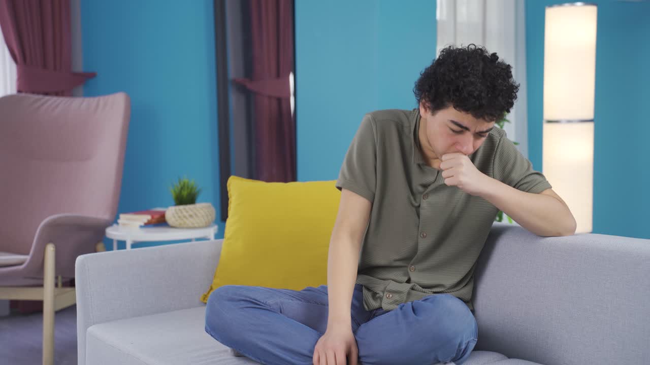un niño con dolor de garganta severo está tosiendo.