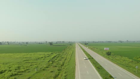 Asombrosa-Vista-Aérea-De-Las-Tierras-Agrícolas-Bien-Organizadas-Divididas-Por-La-Autopista-Expresa-En-La-Provincia-De-Punjab,-India