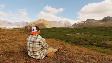 Sitzen-Und-Die-Landschaft-Islands-Beobachten