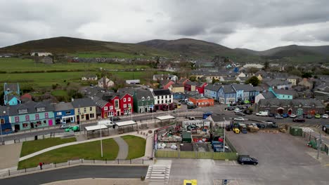 Dingle,-Irland---Rückwärts-Drohne-Überflug-Der-Stadt-Auf-Der-Halbinsel,-Bewölkter-Frühlingstag