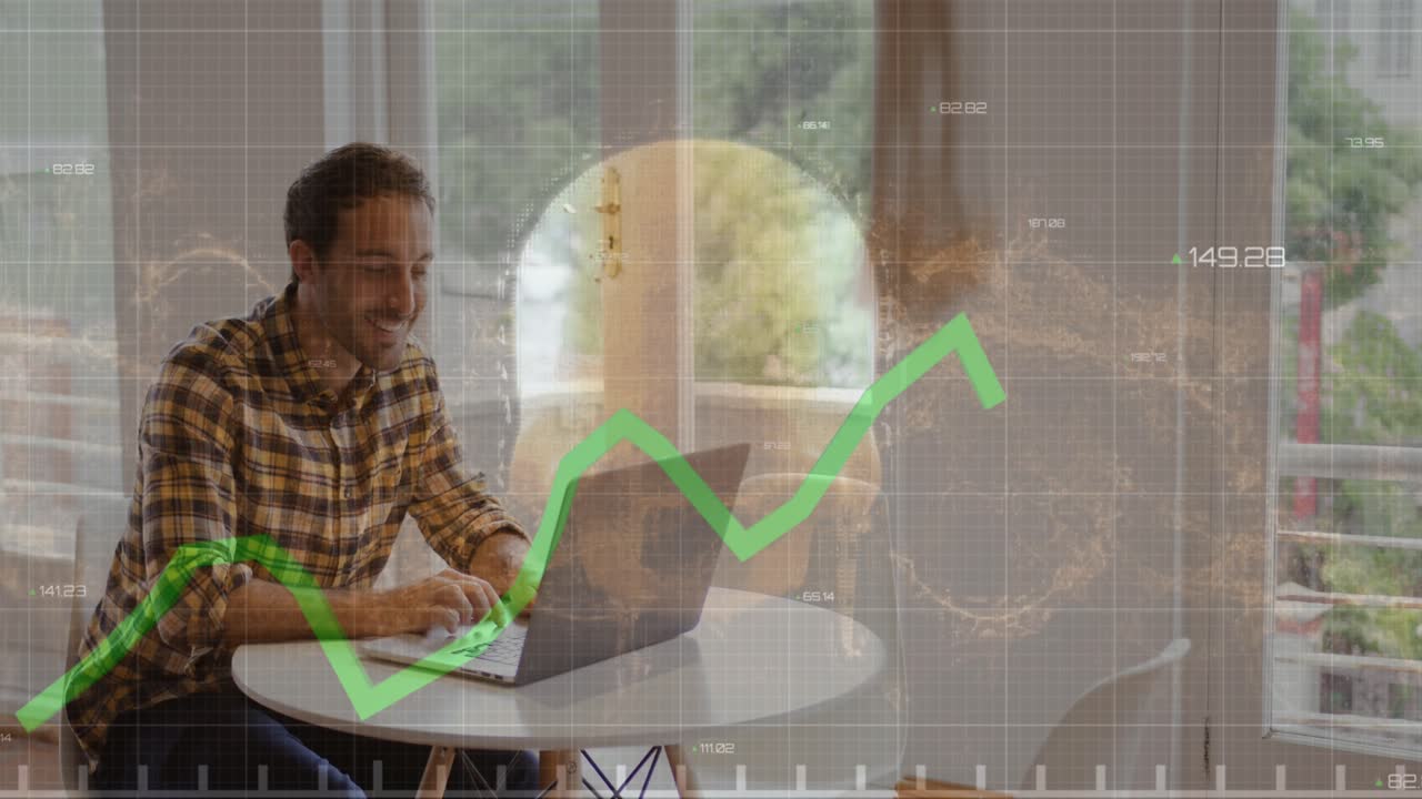 Animazione di dati finanziari e un teschio su un uomo d'affari caucasico che lavora al computer portatile