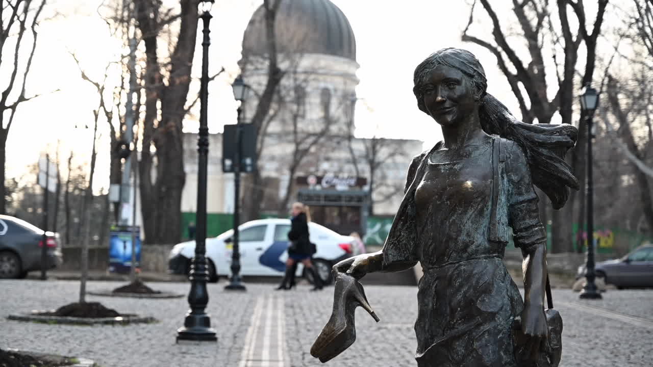 Chisinau, Moldavia - 10 gennaio 2020: scultura di donna in una via pedonale del centro città