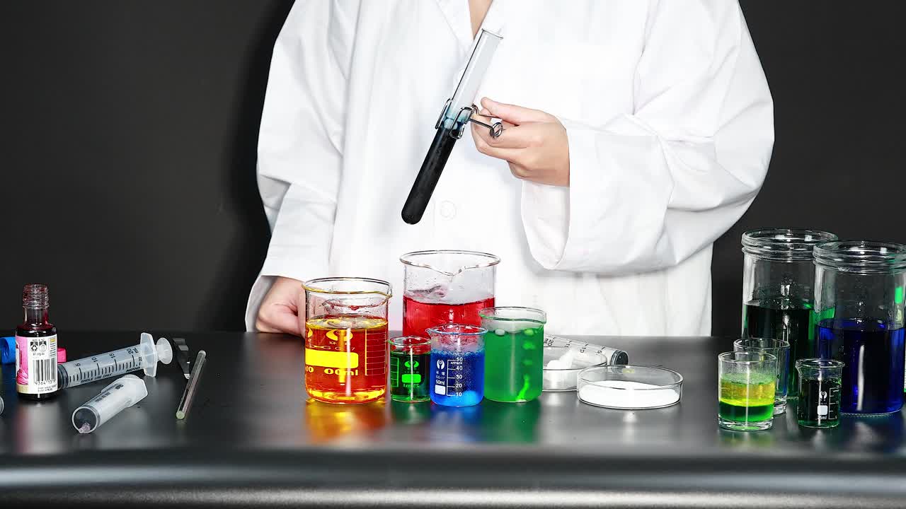científico realizando un experimento con líquidos de colores