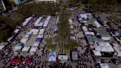 4K-Luftdrohnenvideo-Von-Käufern-Auf-Dem-Bauernmarkt-Im-Al-Lang-Stadion-In-Downotwn-St