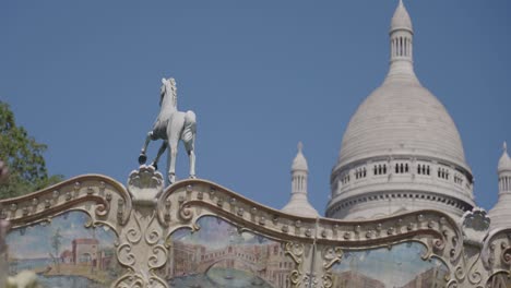 Cerca-De-La-Rotonda-Del-Parque-De-Atracciones-Fuera-De-La-Iglesia-Del-Sacre-Coeur-En-París,-Francia,-Filmada-En-Cámara-Lenta