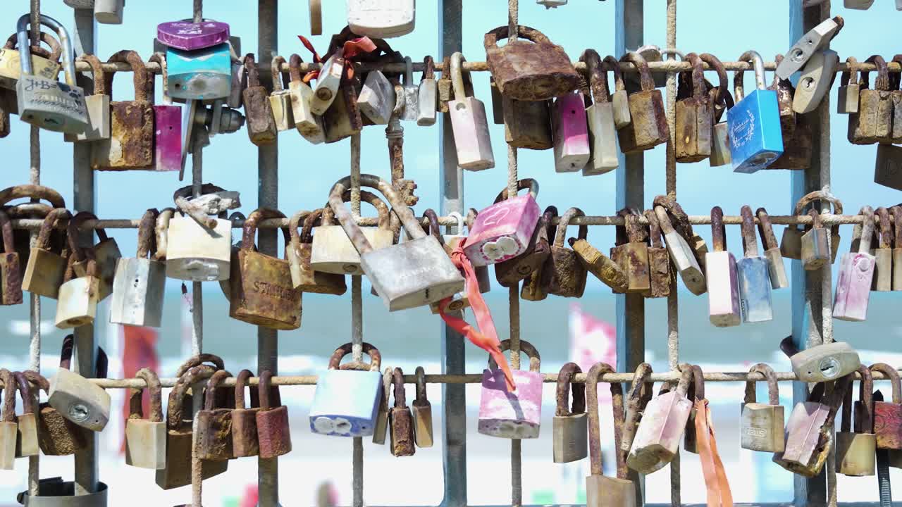 사랑은 바다 의 금속 울타리에 잠겨 있습니다.