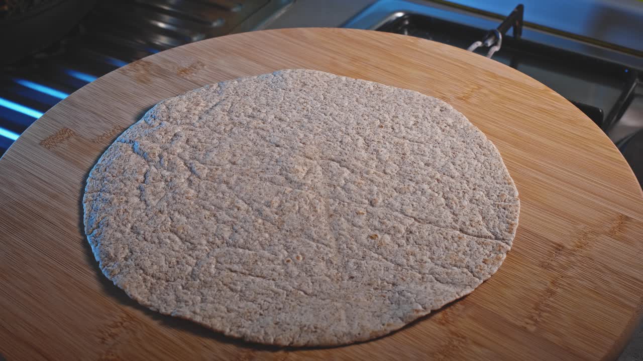 colocando una envoltura de tortilla integral en una tabla de madera