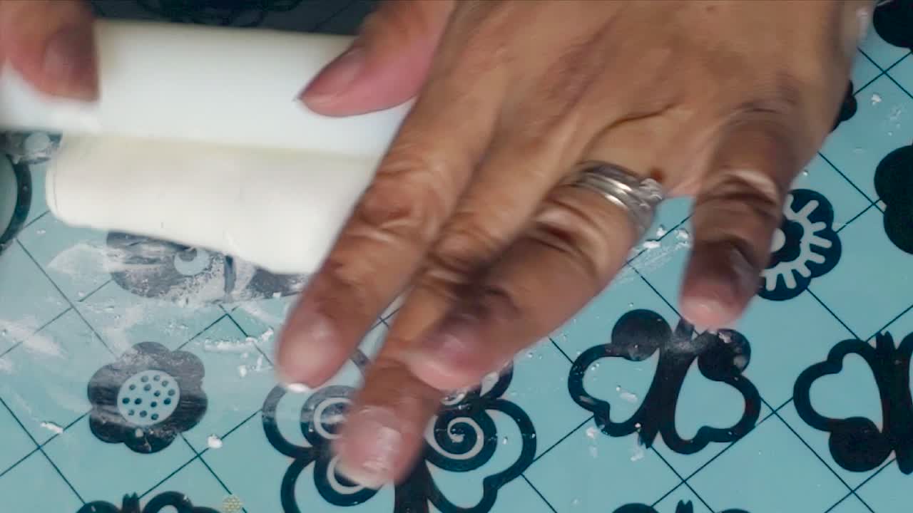 preparando galletas caseras para el nacimiento del bebé