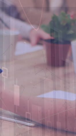 animación de estadísticas y procesamiento de datos sobre mujeres de negocios que toman notas en reuniones