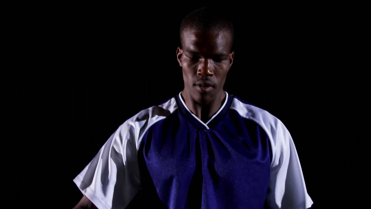 jugador de fútbol confiado haciendo malabares con la pelota 4k