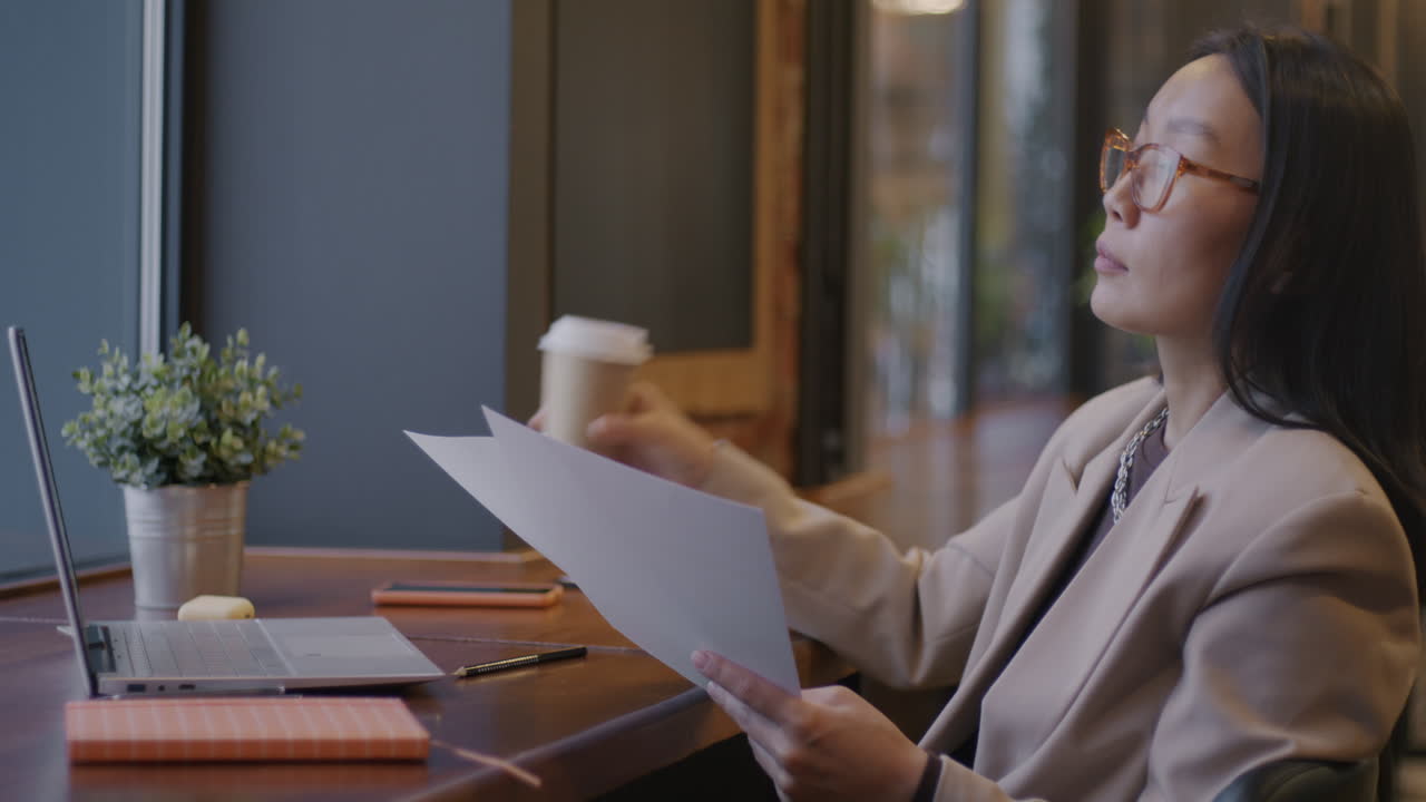 Business woman working in a cafe