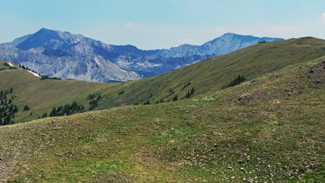 Antena-De-Las-Montañas-Rocosas-Vistas-Desde-El-Paso-De-Cottonwood-Cerca-De-Boulder,-Colorado,-Ee.uu.