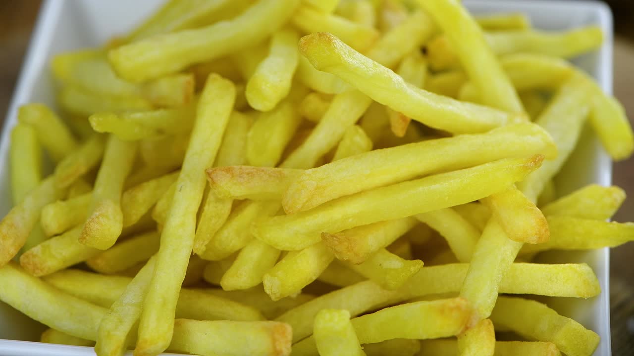 porción de patatas fritas recién hechas en un plato giratorio (loopable sin costuras)