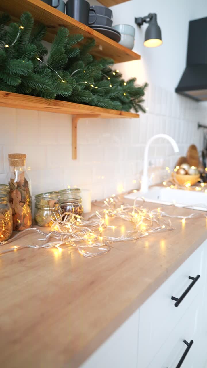 рождественская декорация современной белой кухни