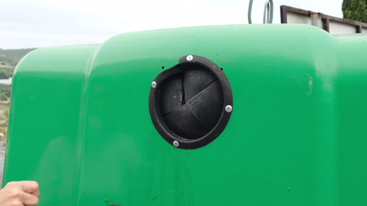 유리 쓰레기 던지기