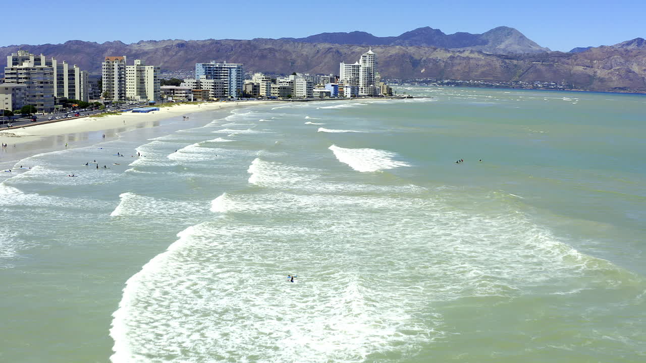 las olas han venido a saludar a la ciudad