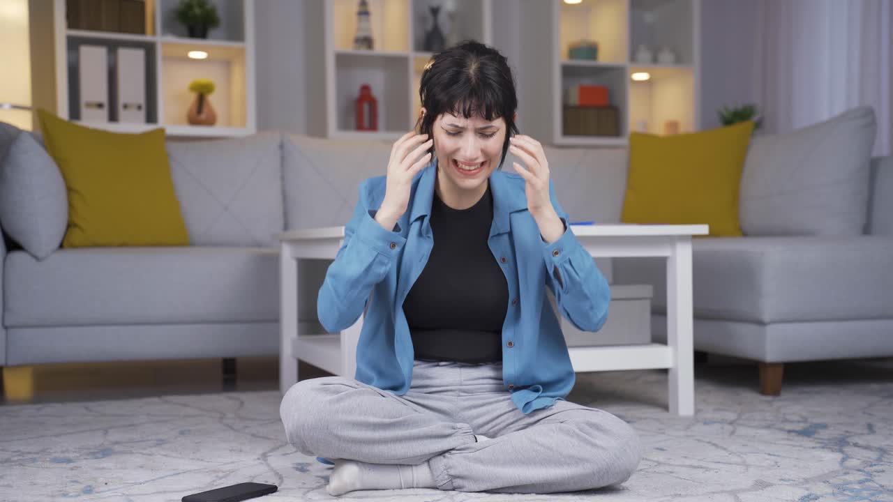 신경 ⁇ 약을  ⁇ 고 있는 젊은 여성은 화가 나고 기분이 좋지 않습니다.