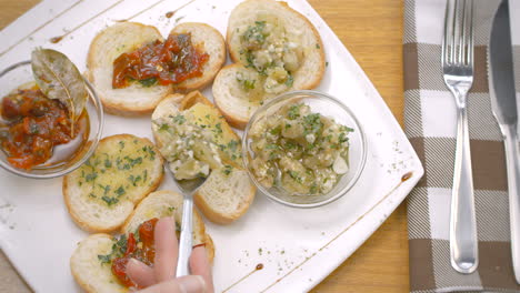 Tostadas-De-Pan-Con-Pimientos-Encurtidos-Y-Berenjena,-Mediterránea