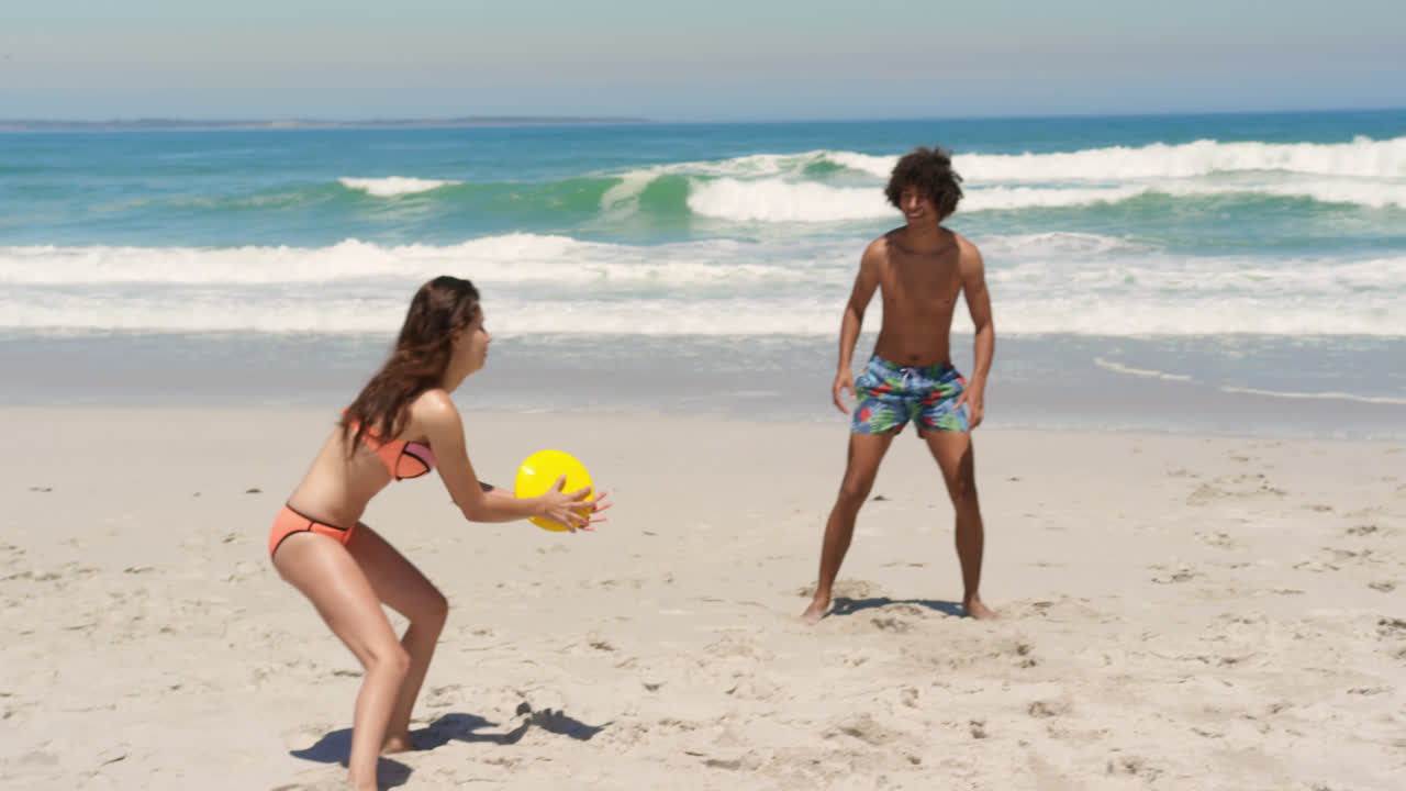 젊은 친구들이 날아다니는 디스크 4k를 가지고 놀고 있습니다.