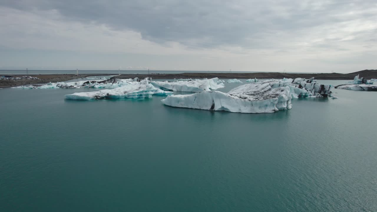 아이슬란드의 요살론 빙하 호수 (yokulsarlon glacier lake) 의 드론 촬영.