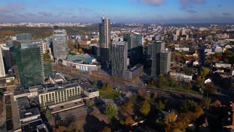 Moderne-Europäische-Wolkenkratzer-In-Der-Geschäftsarchitekturlandschaft-Im-Baltikum