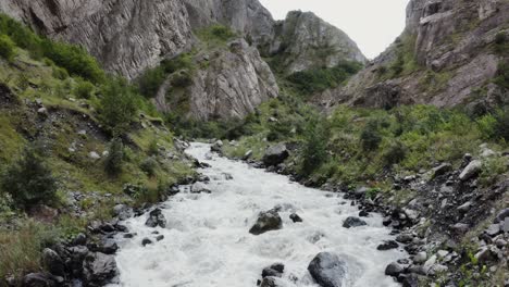 cañón del río de montaña