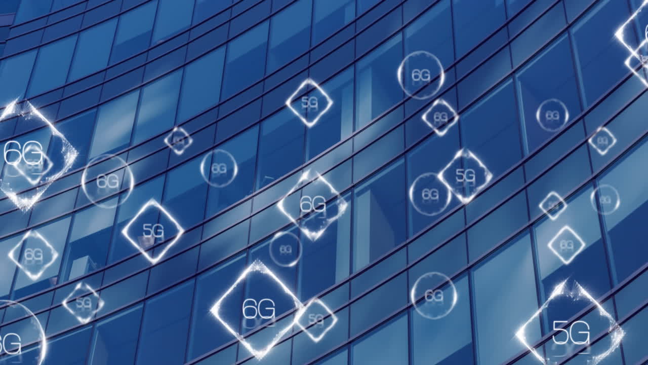 5g 및 6g 텍스트 배너의 애니메이션은 높은 건물의 낮은 각도 뷰에 대해 떠 있습니다.