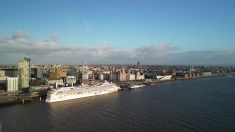 Crucero-Noruego-Del-Amanecer-Atracado-En-Liverpool-Con-Vistas-Al-Edificio-Del-Hígado---10