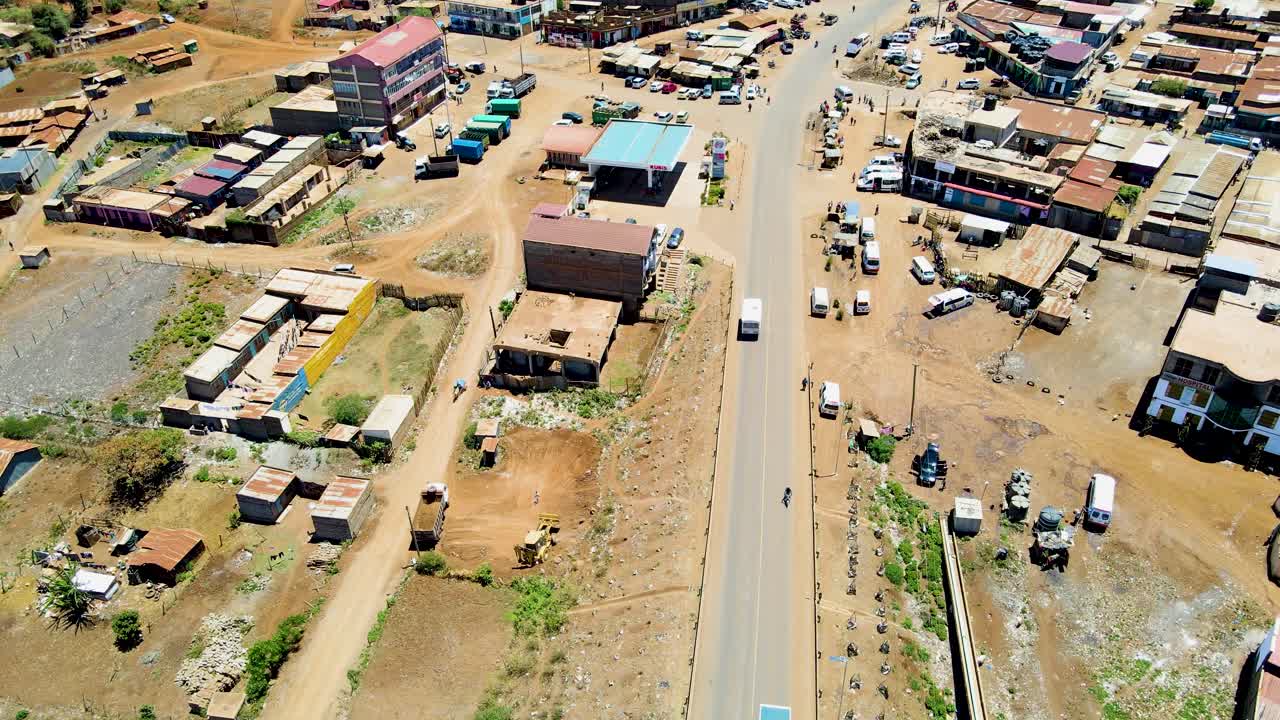 케냐의 시골 마을에서 킬리만자로가 배경입니다.