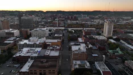 Skyline-Von-Birmingham-Alabama-Im-Morgengrauen.-Luftfahrzeug-Erschossen