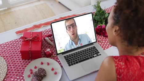 Pareja-Diversa-En-Una-Videollamada-De-Cita-De-San-Valentín-Hombre-En-La-Pantalla-Del-Portátil-Hablando