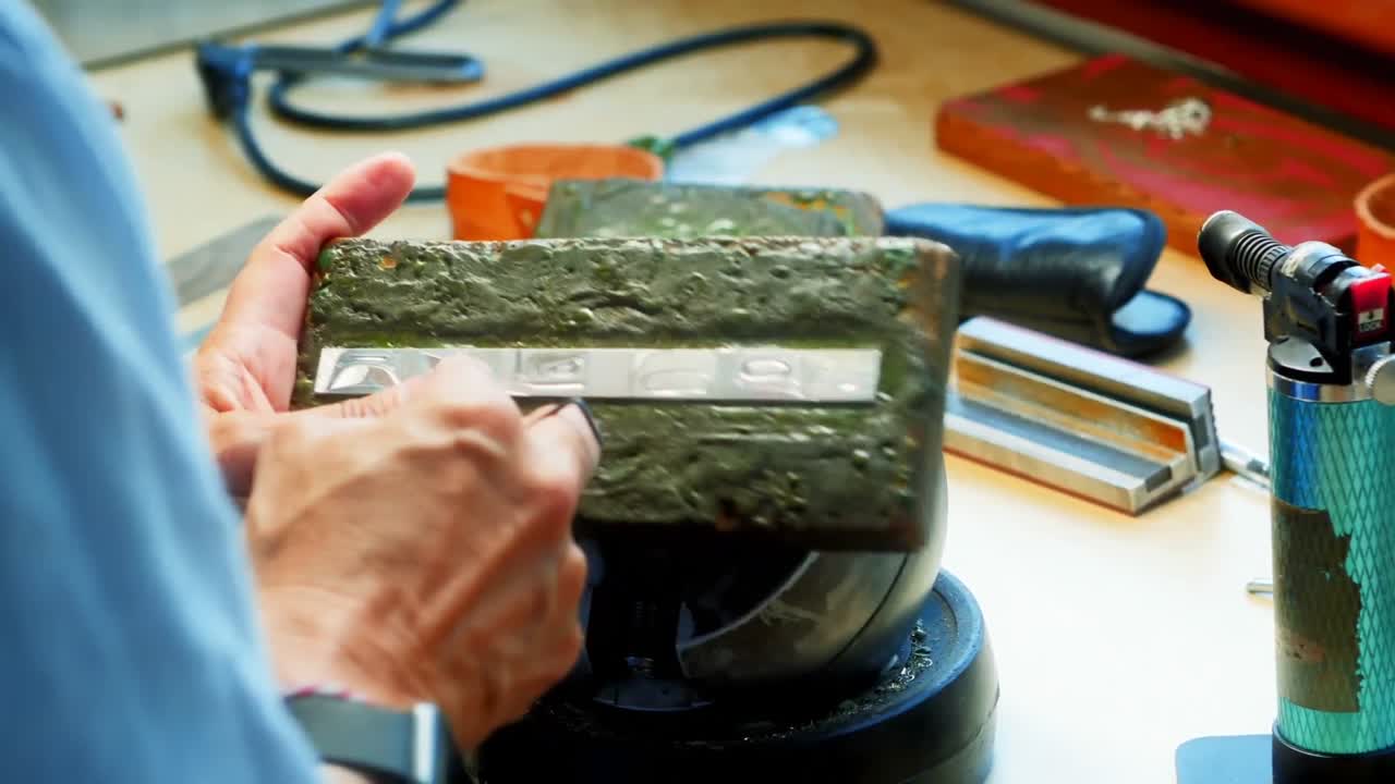 artesana que trabaja en un taller