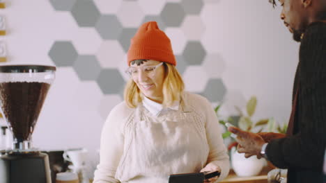 Glücklicher-Barista-Und-Frau-Im-Café-Mit-Kaffee