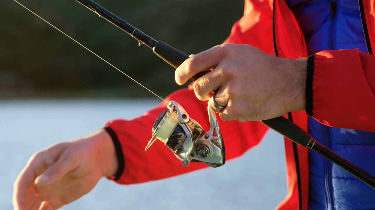 모터 보트 4k에서  ⁇ 시줄에 미끼를  ⁇ 는 사람