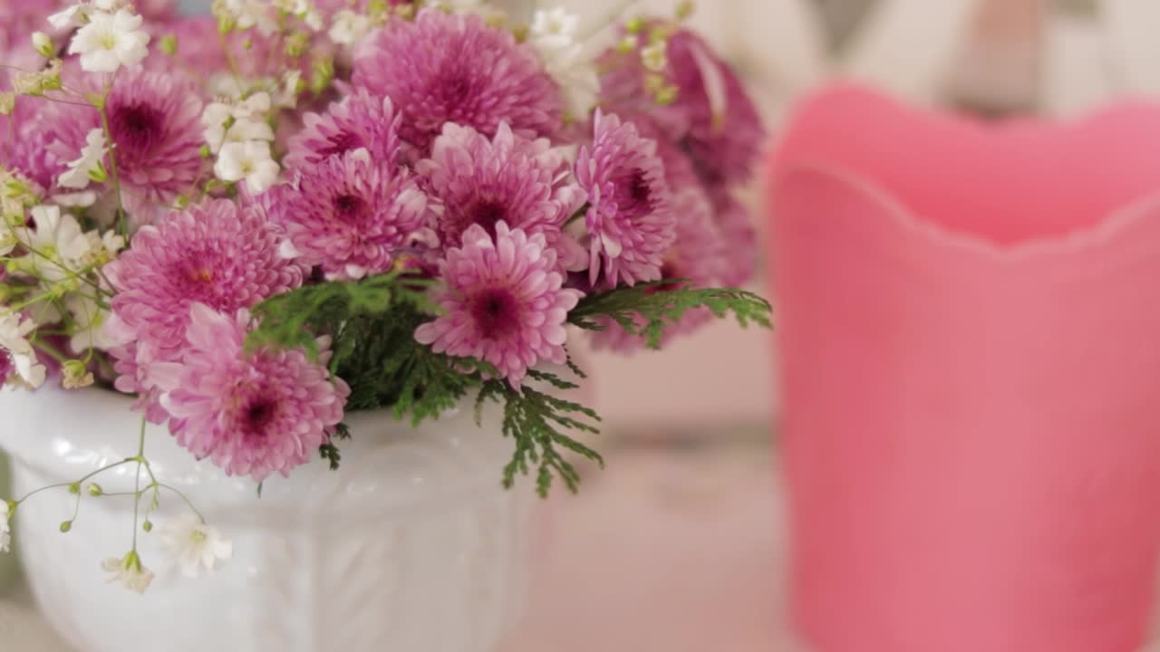 Arranjo Floral de Crisântemos Rosa em Vaso de Porcelana com Espaço para Texto