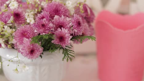 Blumenarrangement-Aus-Rosa-Chrysanthemen-In-Porzellanvase-Mit-Kopierraum