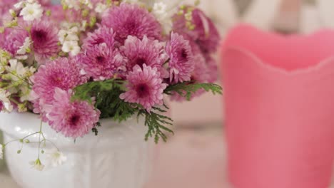 arreglo floral de crisantemos rosados en jarrón de porcelana con espacio de copia