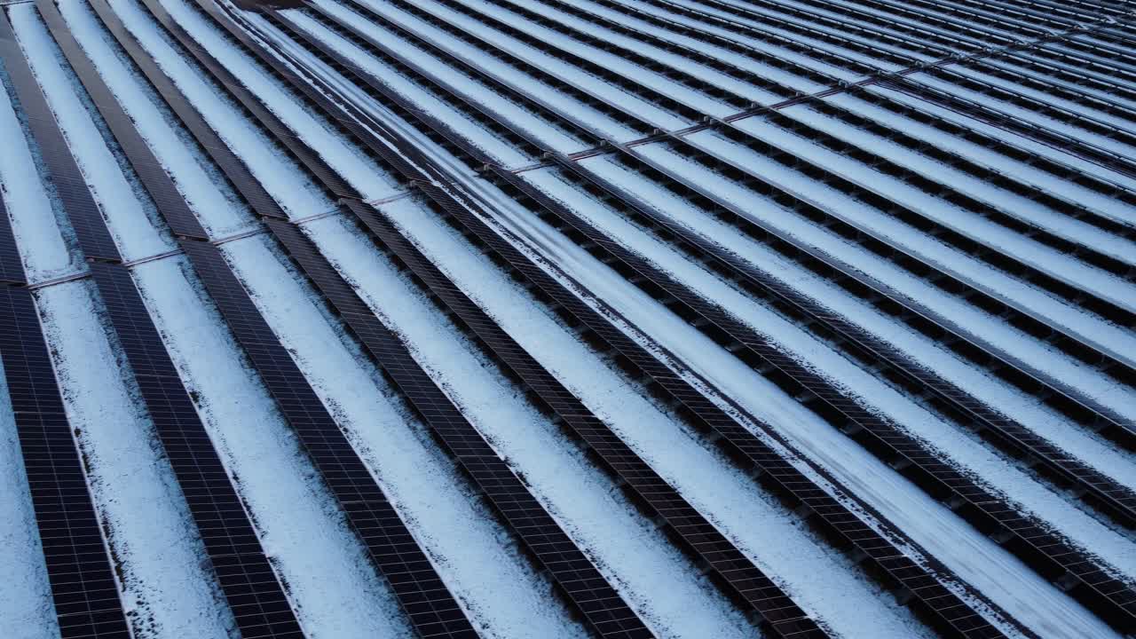 una planta de energía solar a gran escala cubierta de nieve en canadá
