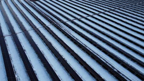 una planta de energía solar a gran escala cubierta de nieve en canadá