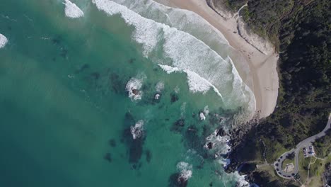 Vista-De-Pájaro-Sobre-La-Playa-Del-Faro-Con-Olas-Espumosas-En-Port-Macquarie,-Nsw,-Australia---Disparo-De-Drones